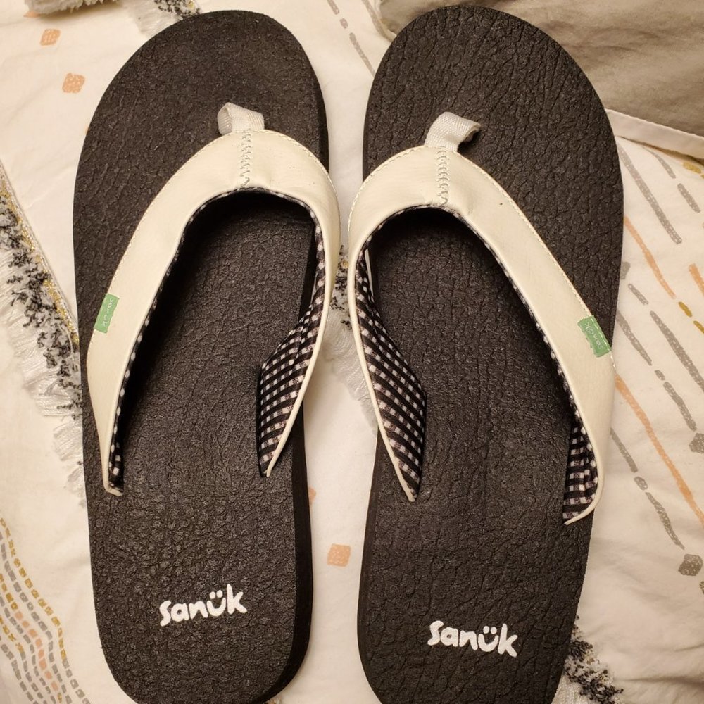 NWOT Sanuk Yoga Mat Sandals Size 9